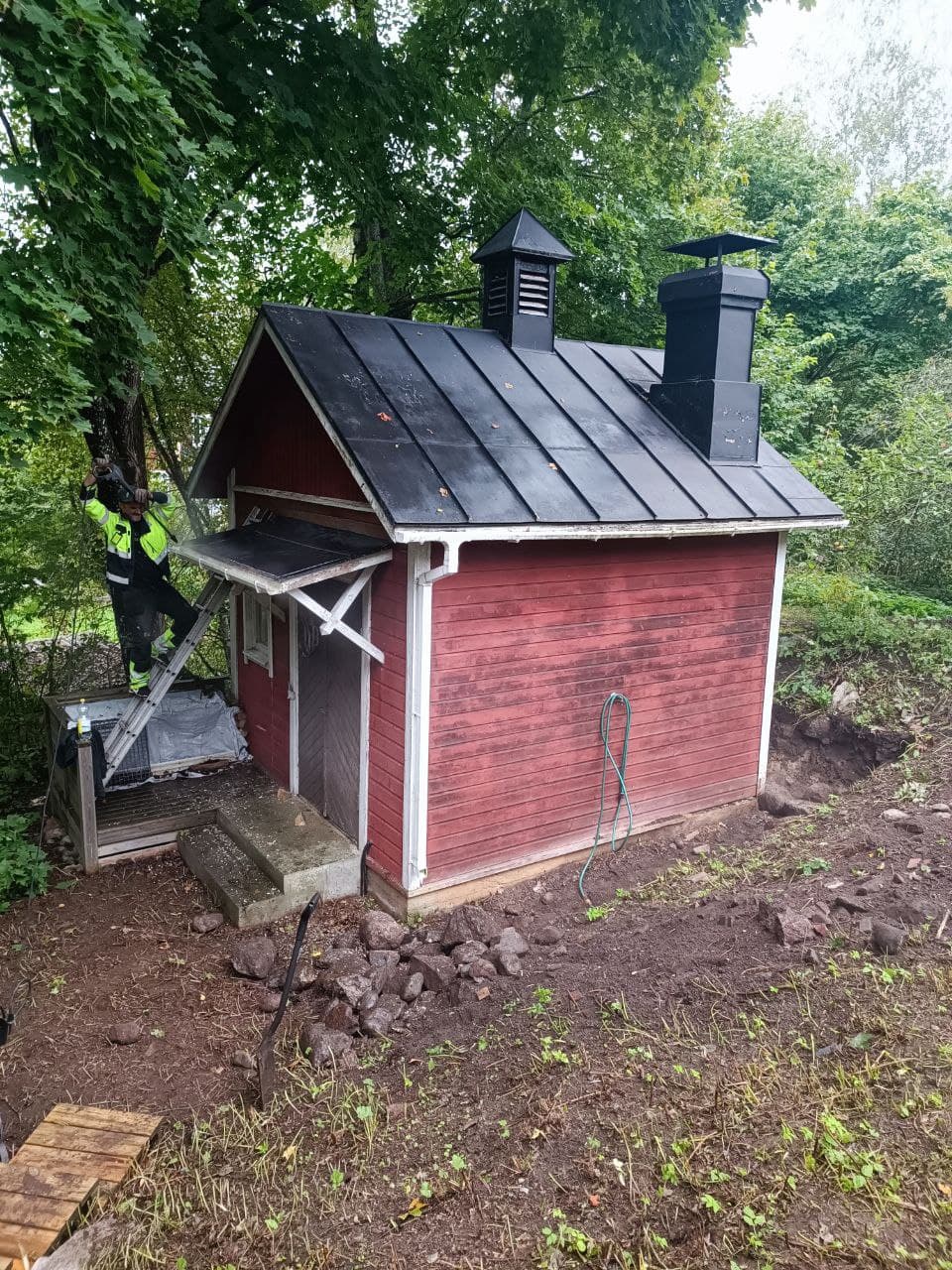 Garaasi ennen maalausta - vanha ja kulumaan käynyt tila