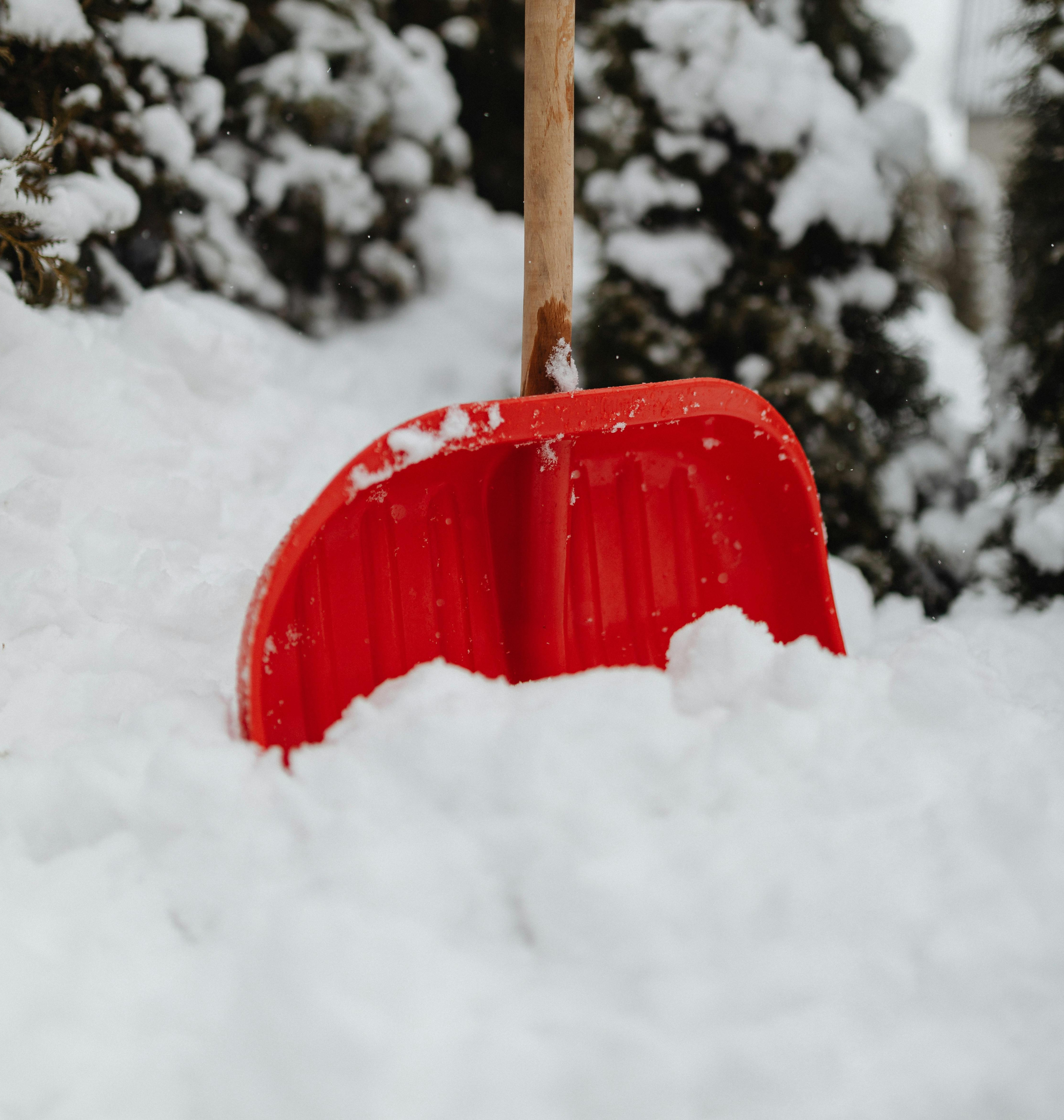 Käsin tehtävä lumenpoisto lapioimalla Helsingissä